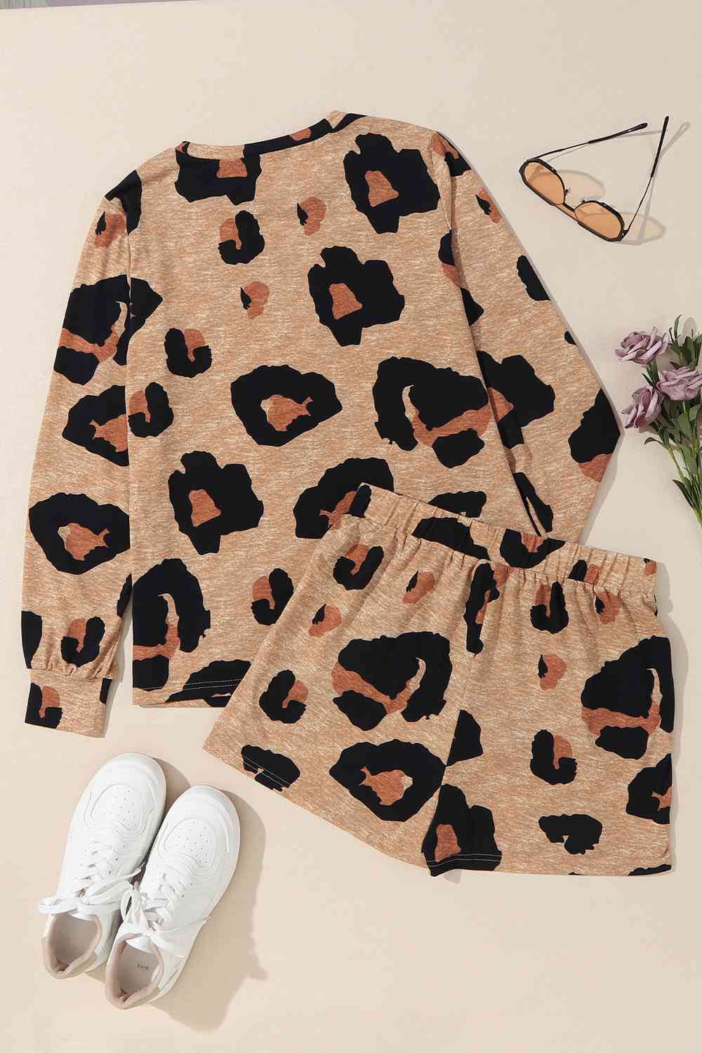 Conjunto de top de manga larga y pantalones cortos de leopardo