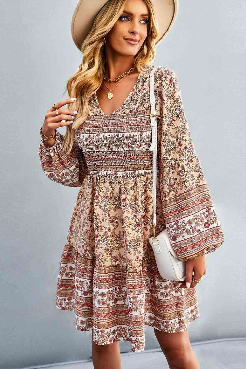 Vestido bohemio con manga globo y cuello en V