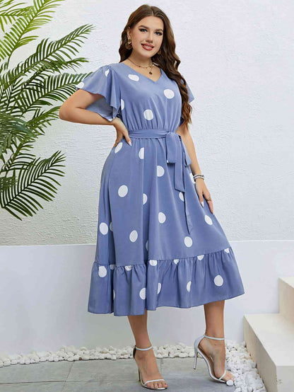 Robe ceinturée à pois avec manches flottantes et ourlet volanté