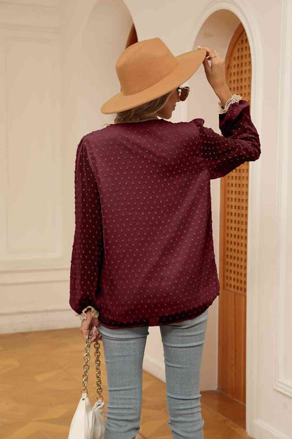 Blusa con cuello en V en contraste de lunares suizos