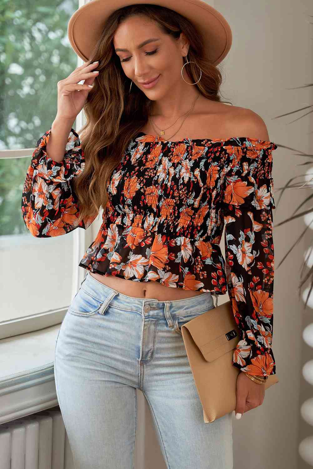 Top peplum con hombros descubiertos y fruncido floral