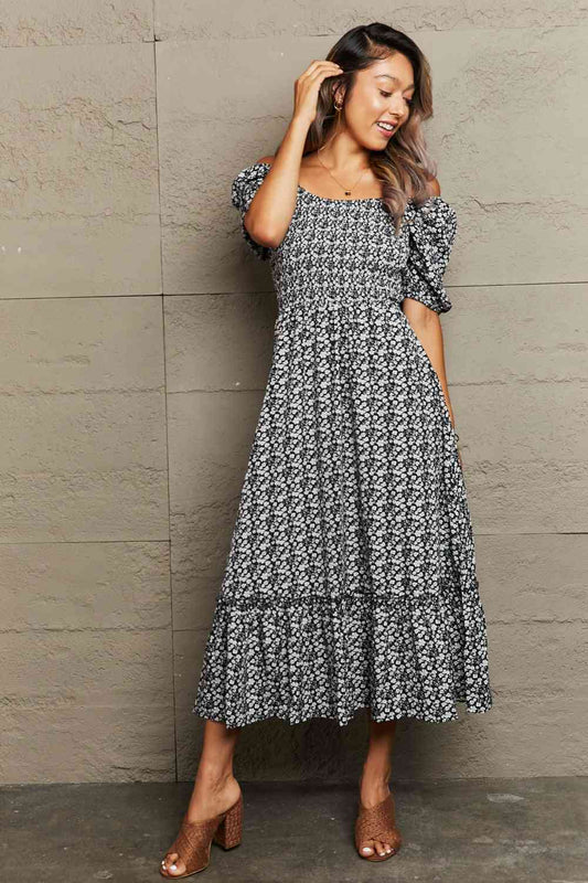 Robe midi fleurie à lacets et épaules dénudées