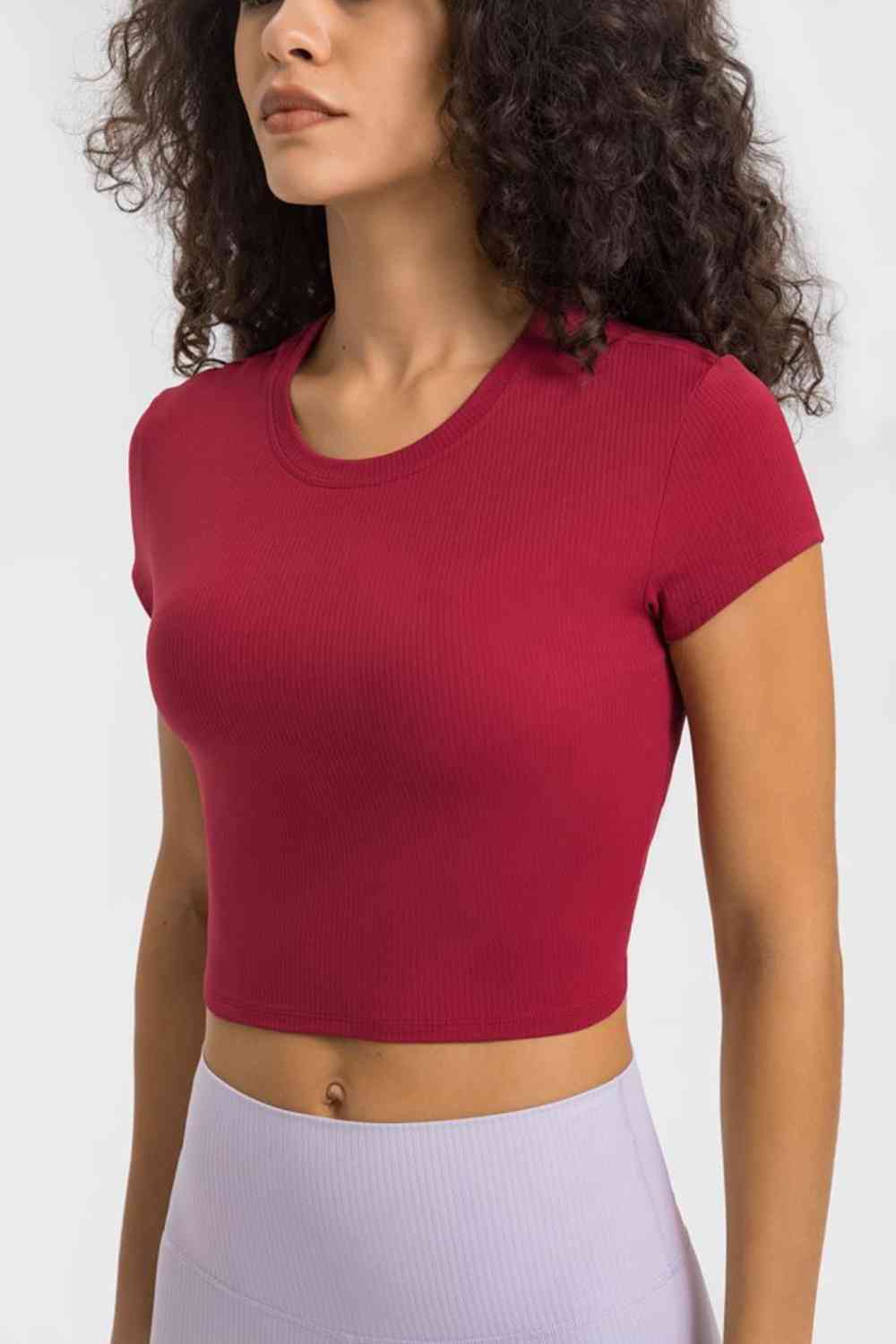 Camiseta deportiva recortada de manga corta con cuello redondo