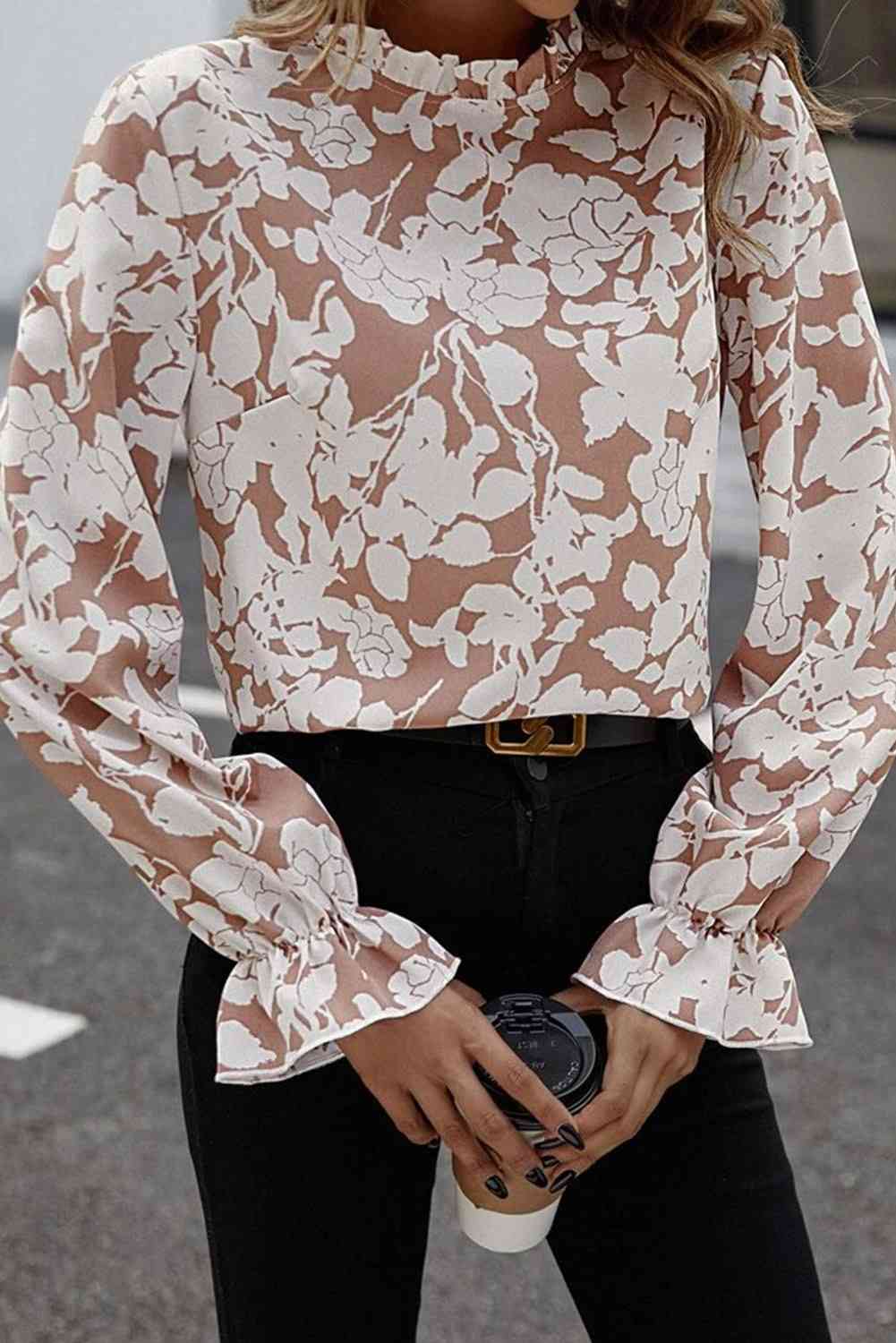 Blusa con estampado floral y mangas con volantes y cuello simulado