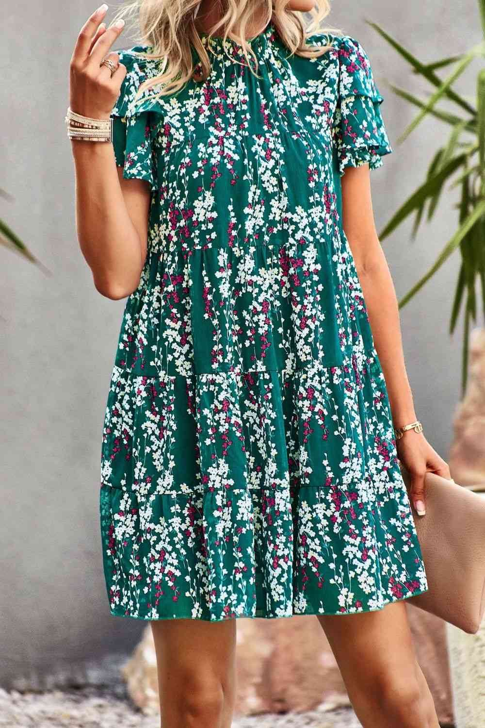 Vestido floral con mangas acampanadas en capas