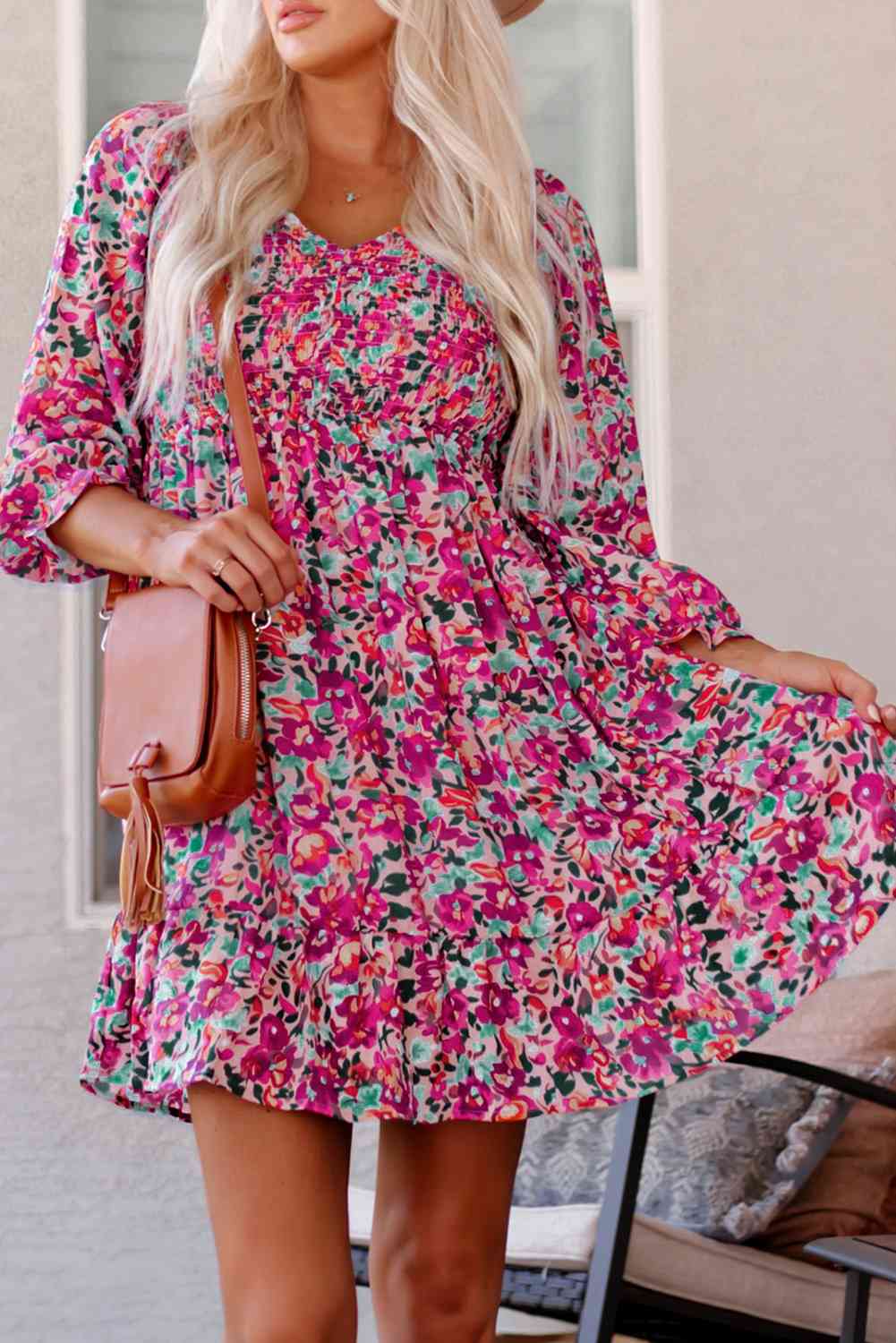 Vestido floral fruncido con cuello en V y mangas con volantes