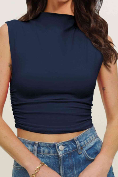 Camiseta sin mangas corta con cuello simulado y fruncido