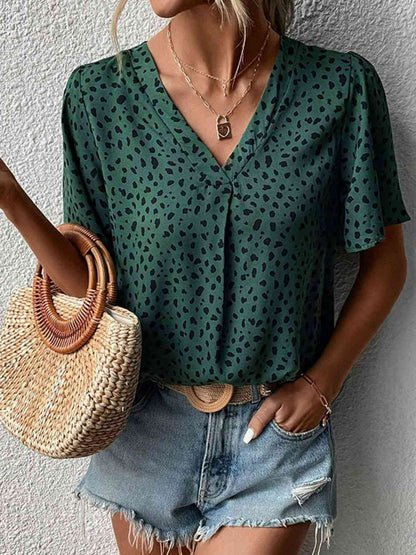 Blusa con mangas acampanadas y cuello en V con estampado animal