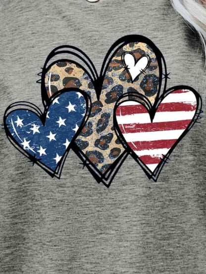 Camiseta con gráfico de corazón de leopardo y bandera de EE. UU.