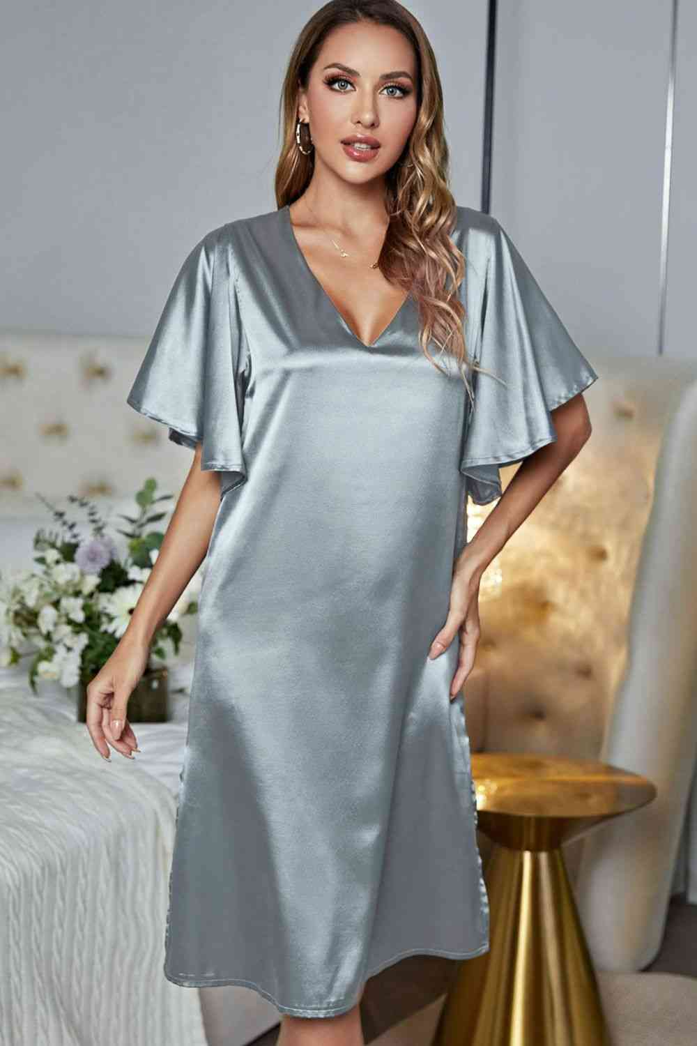 Robe de nuit en satin à manches flottantes et fente latérale à col en V