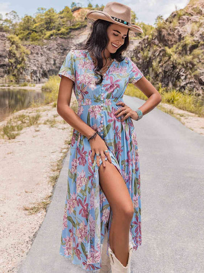 Vestido floral con abertura y cuello en V