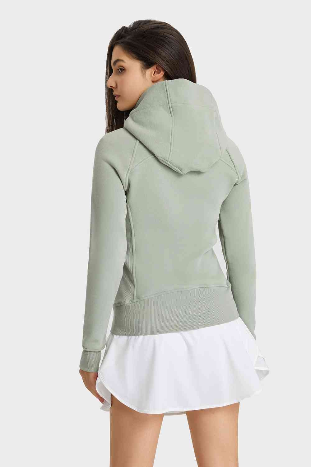 Chaqueta deportiva con capucha y detalle de costura con cremallera