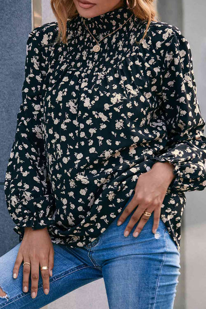 Blusa floral con cuello simulado