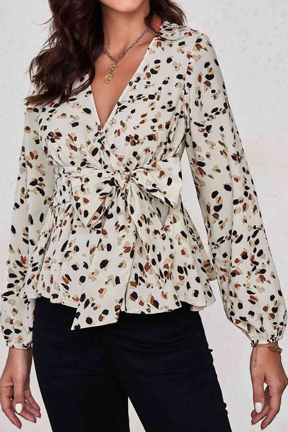 Blusa peplum con escote pronunciado y lazo estampado