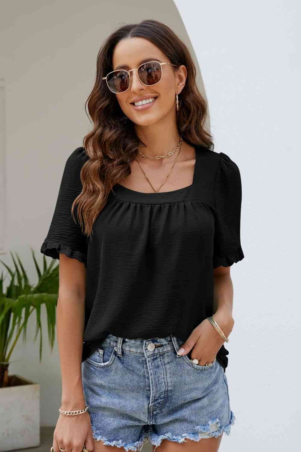 Blusa con cuello cuadrado y manga abullonada con ribete de volantes