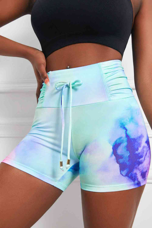 Shorts deportivos fruncidos con detalle anudado y efecto tie-dye