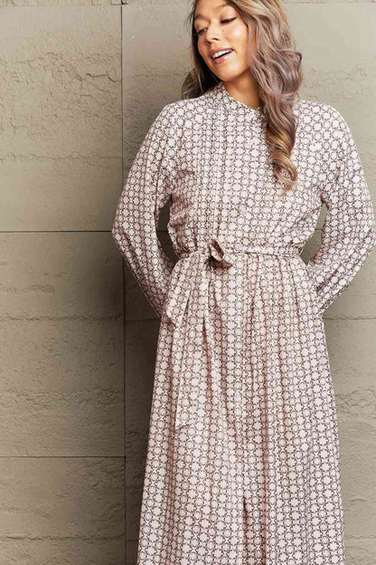 Robe imprimée à manches longues et taille nouée