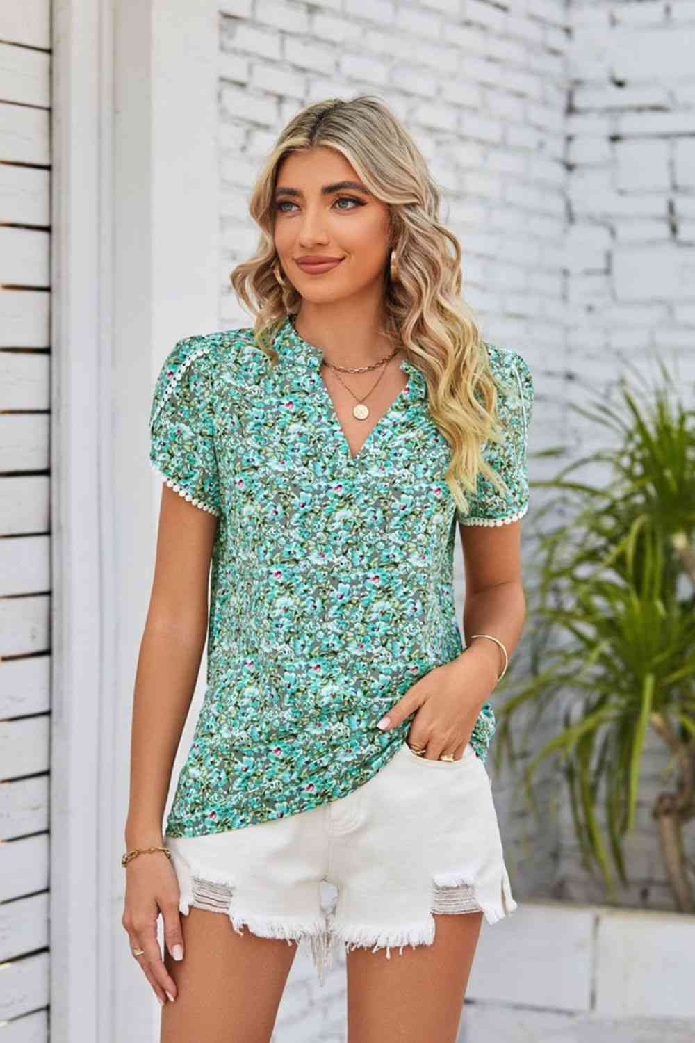 Blusa floral con cuello con muescas