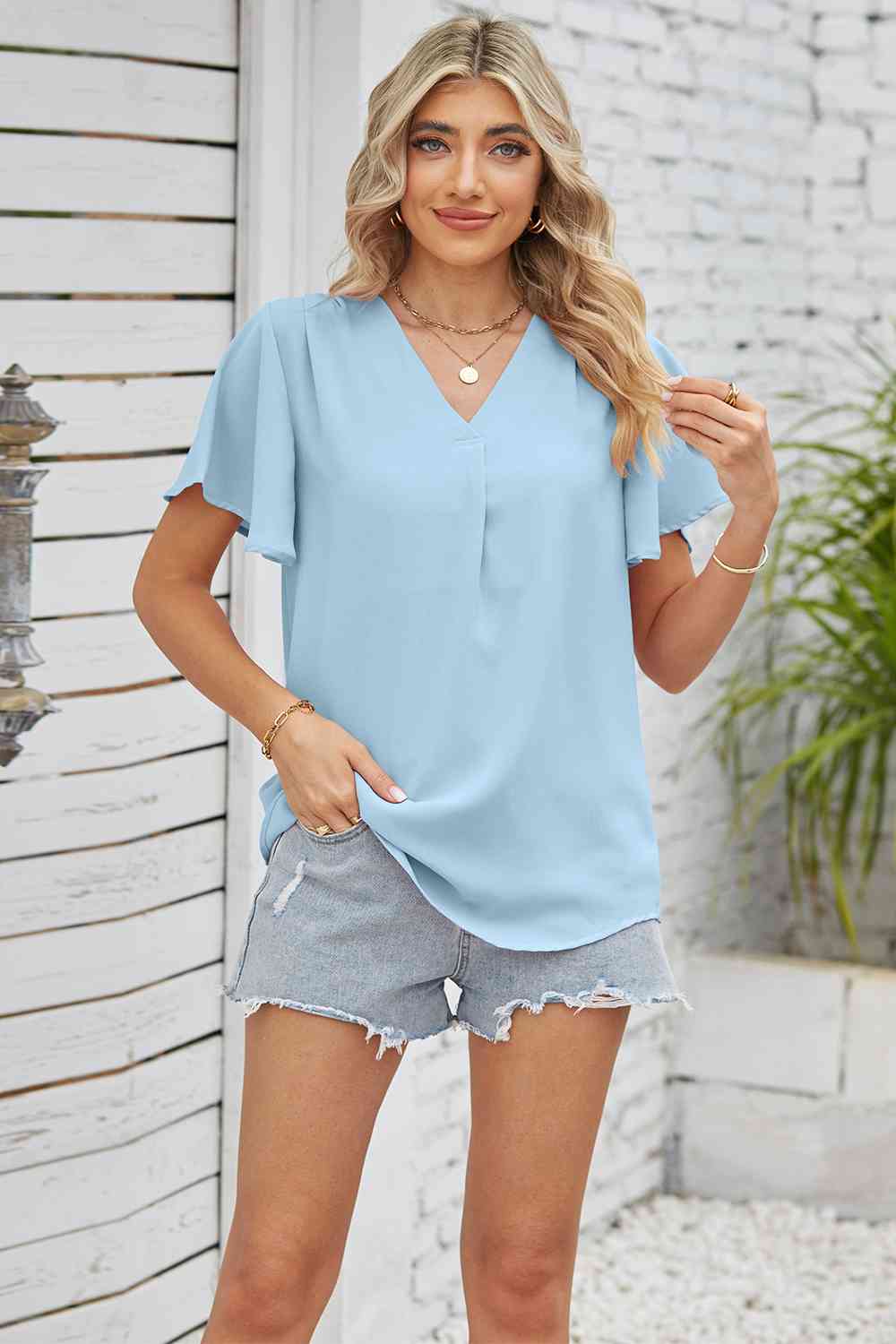 Blusa con mangas acampanadas y cuello en V