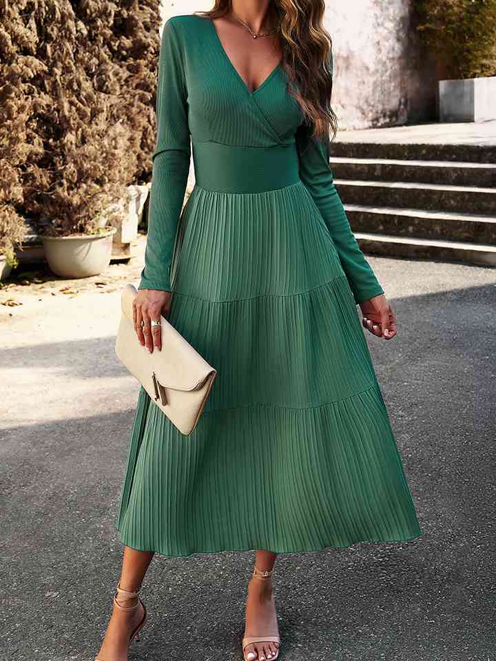 Robe midi à col surplis, manches longues, taille smockée