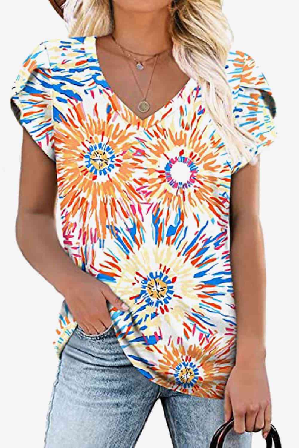 Blusa estampada con cuello en V y mangas de pétalos