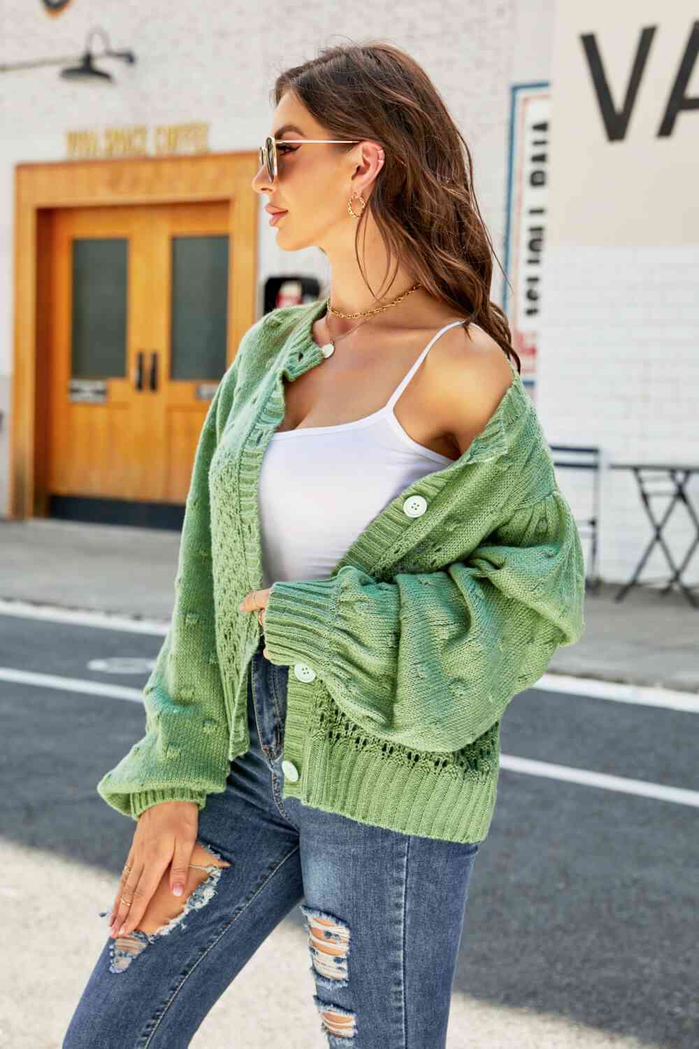 Cardigan tissé à manches bouffantes et pompon ajouré à droite