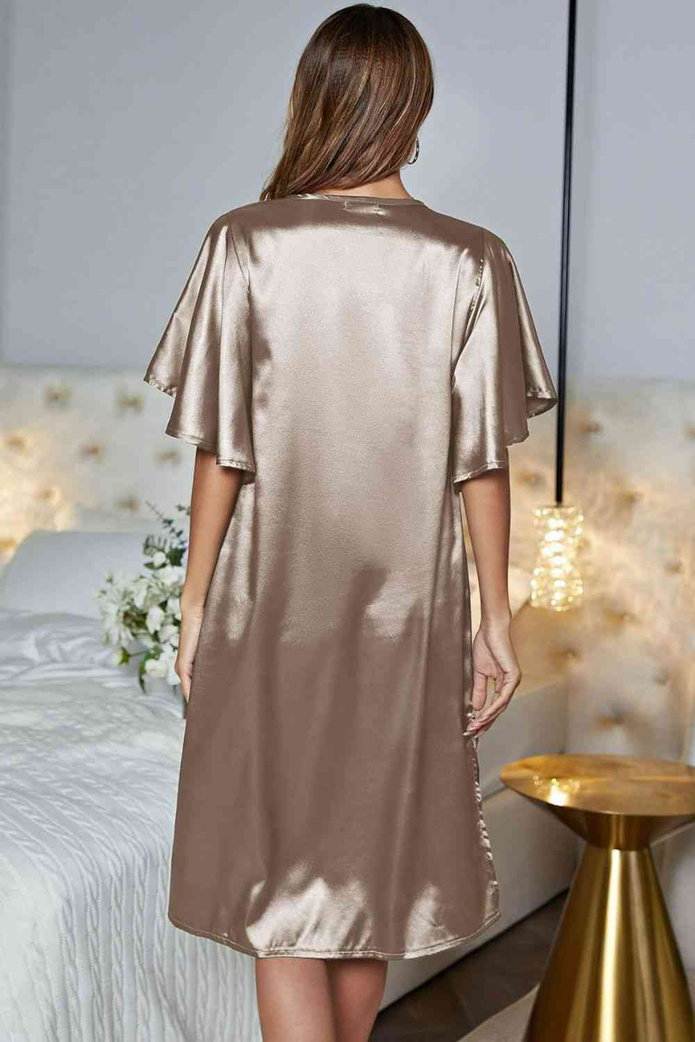 Robe de nuit en satin à manches flottantes et fente latérale à col en V