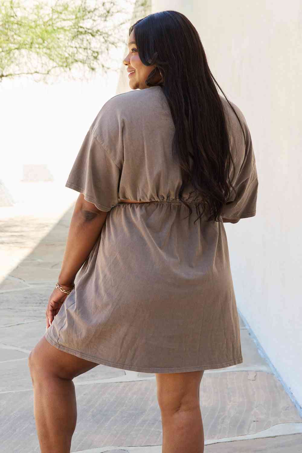 Robe t-shirt découpée HEYSON Summer Field en taupe