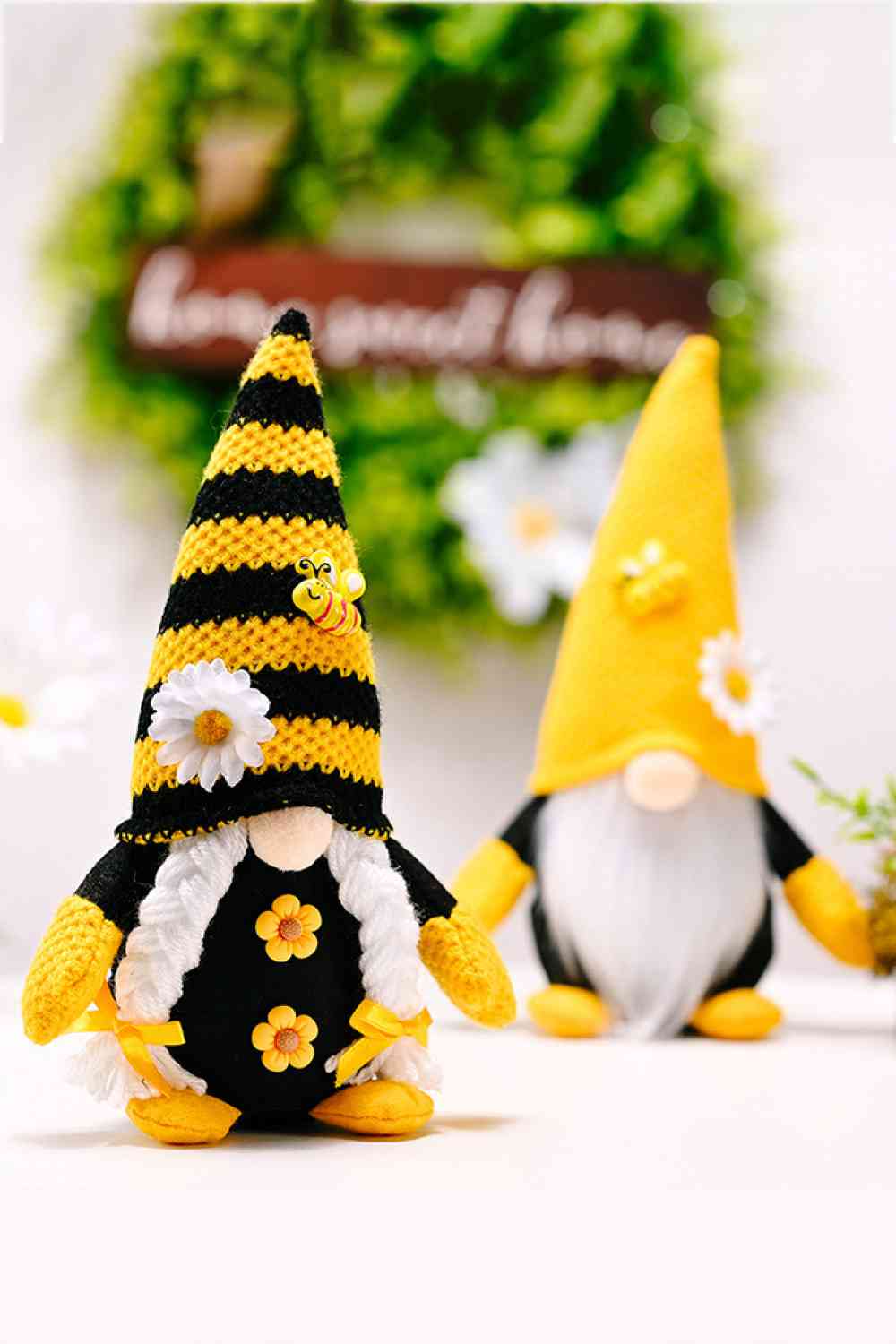 Gnome sans visage à décor d'abeille et de fleurs