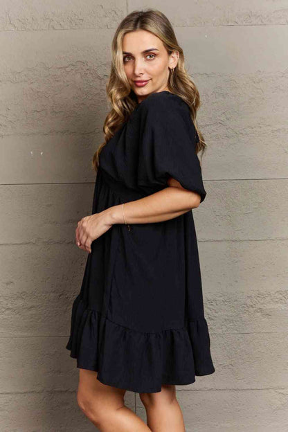 Hailey &amp; Co Mini-robe Comfort Cutie à double col en V et manches bouffantes