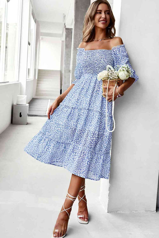 Robe midi smockée à petites fleurs et épaules dénudées