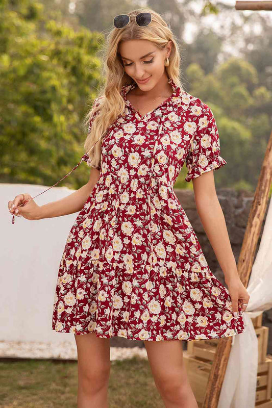 Vestido con cuello anudado y ribete de volantes florales