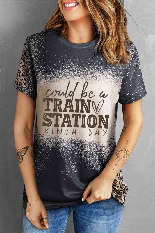 Camiseta con estampado de leopardo y eslogan