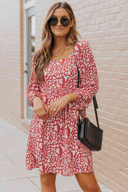 Vestido con estampado animal y manga globo con cuello cuadrado