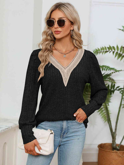 Blusa de canalé con cuello en V y detalle de encaje