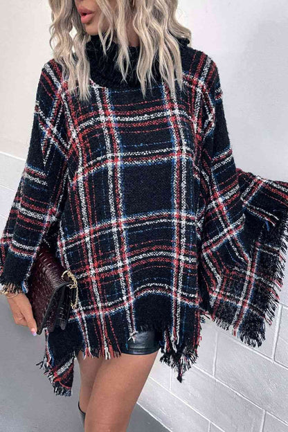 Poncho con cuello alto y dobladillo con flecos a cuadros