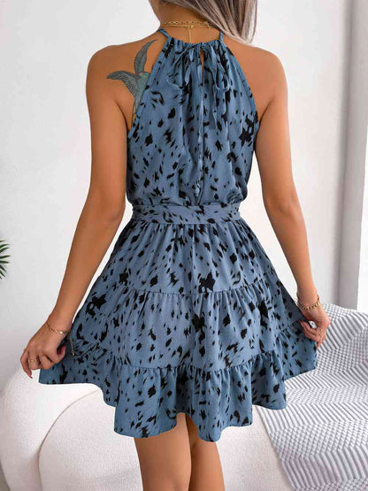 Minivestido sin mangas con cintura anudada y estampado con cuello halter