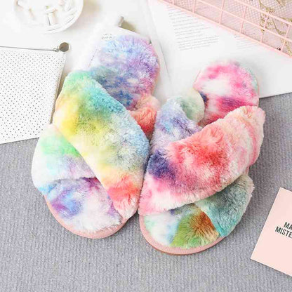 Pantuflas con tiras cruzadas de piel sintética