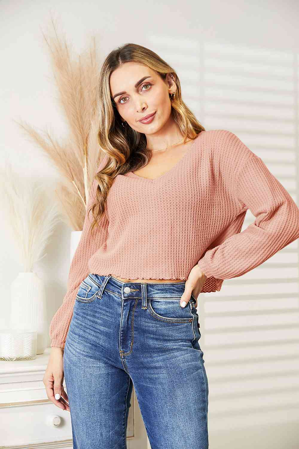 Blusa con cuello en V y punto tipo gofre de tamaño completo