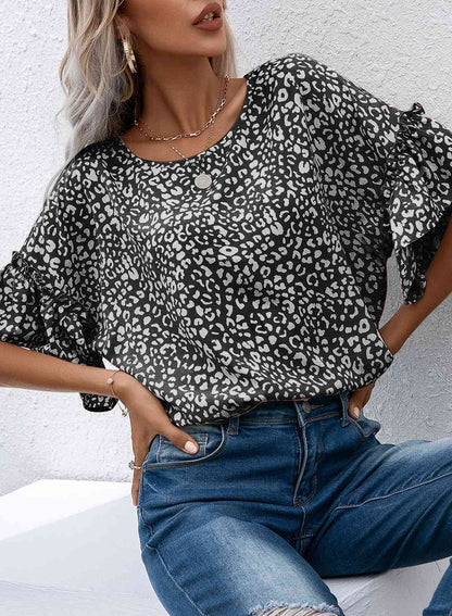 Blusa de leopardo con cuello redondo y ribete de volantes