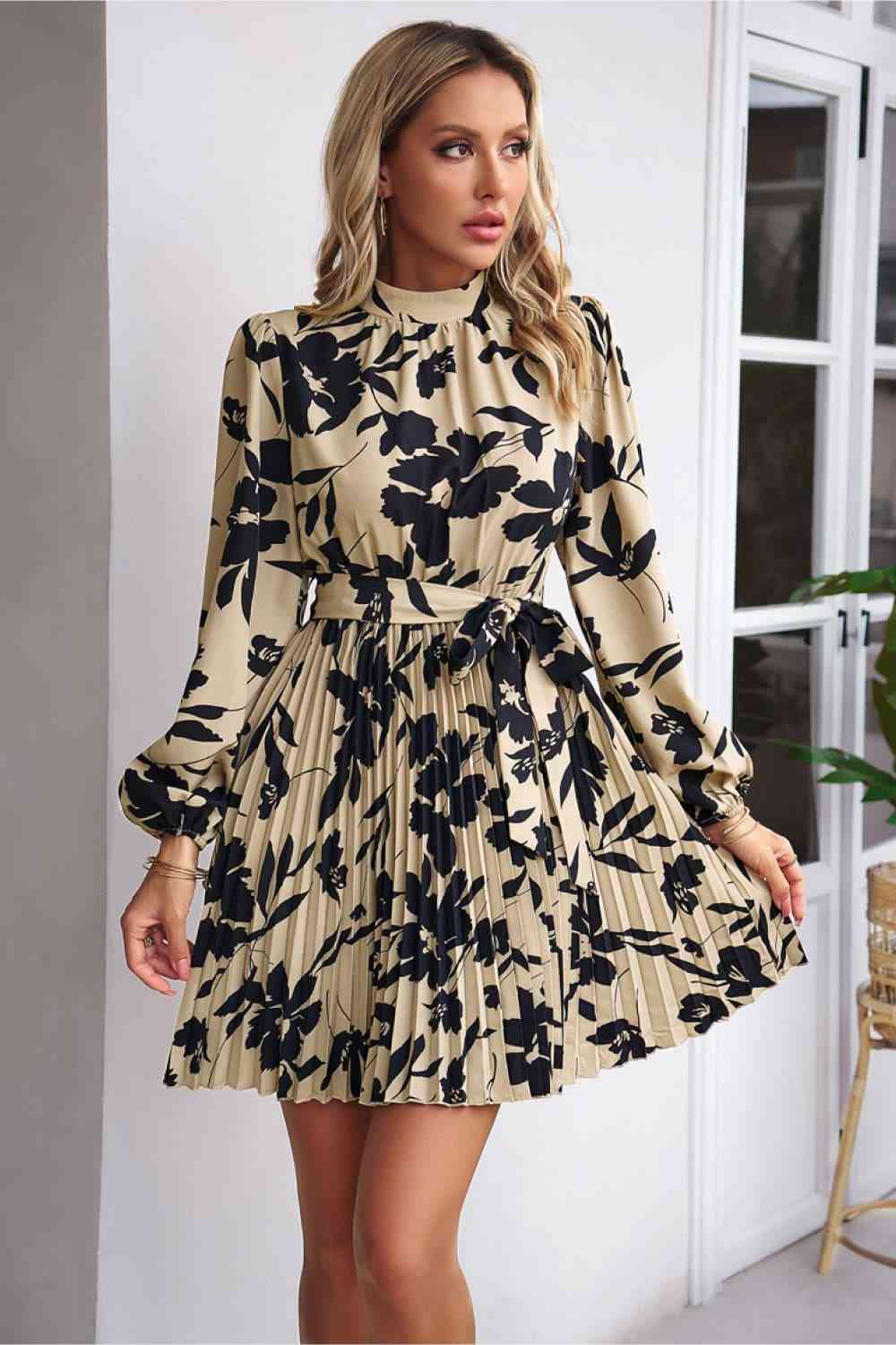 Robe plissée florale à col montant et nouée à la taille