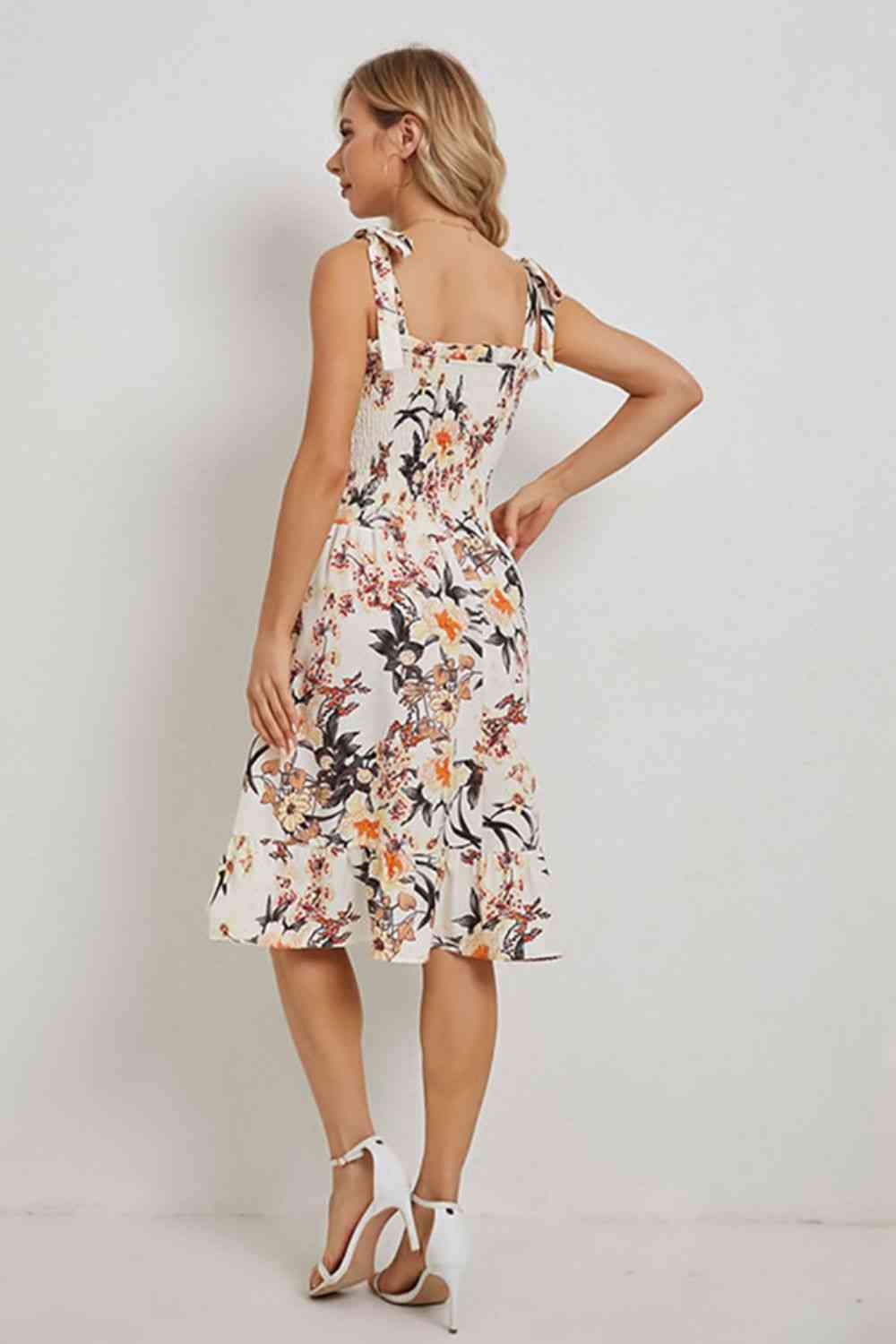 Vestido floral con hombros anudados y dobladillo con volantes