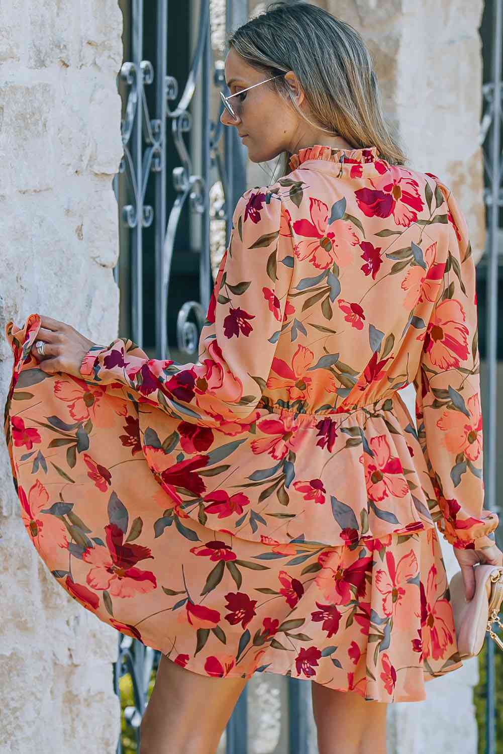 Robe superposée à manches longues et col noué à fleurs