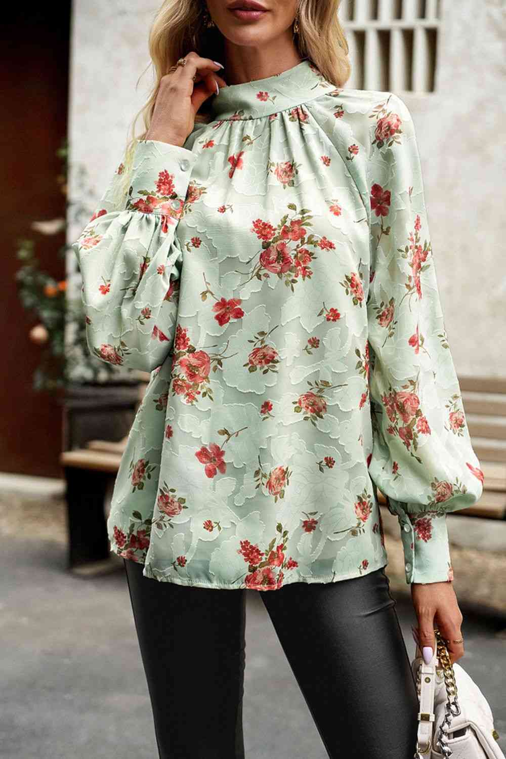 Blusa con manga farol y cuello simulado con estampado floral