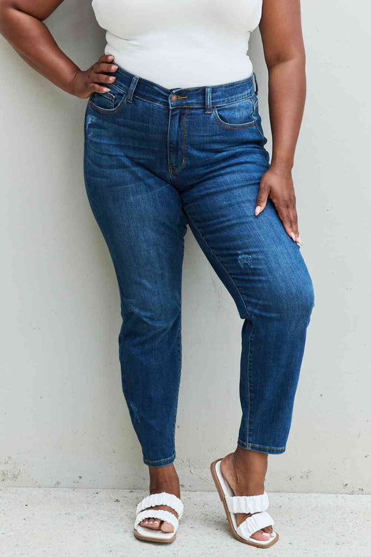 Judy Blue Aila - Vaqueros cortos de talle medio y corte relajado, talla regular, color azul