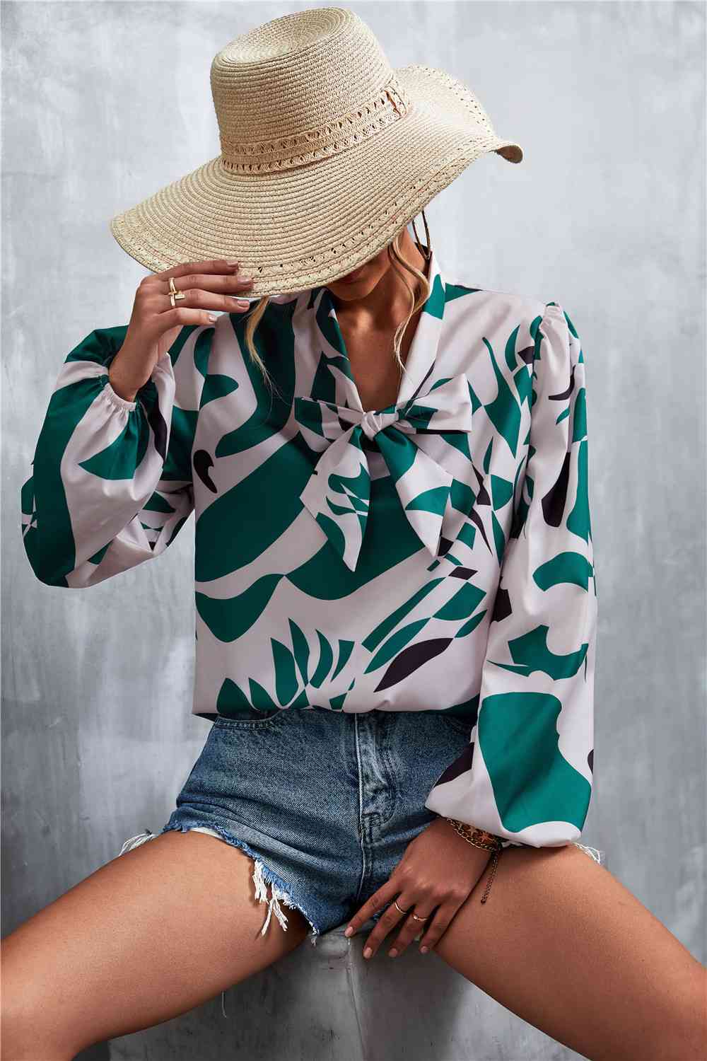 Blusa estampada con mangas abullonadas y cuello anudado