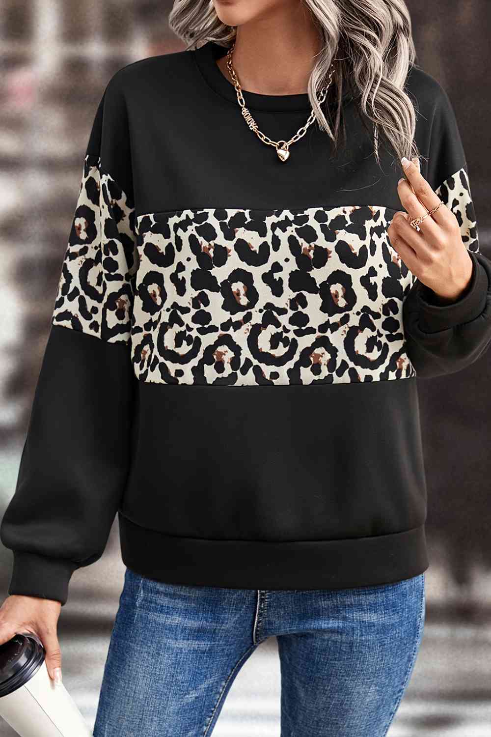 Sudadera con hombros caídos y estampado de leopardo