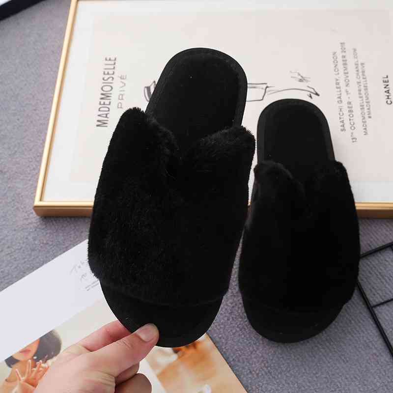 Pantuflas con punta abierta de piel sintética