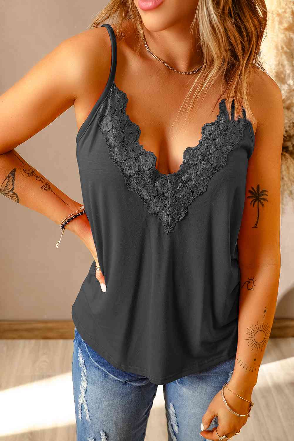 Top camisero con cuello en V y ribete de encaje de tamaño completo