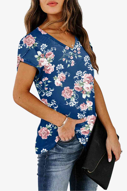 Blusa estampada con cuello en V y mangas de pétalos